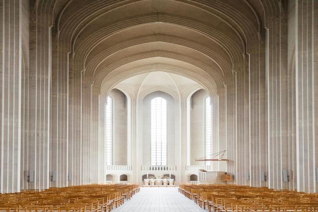 Blick in ein sehr großes helles Kirchenschiff