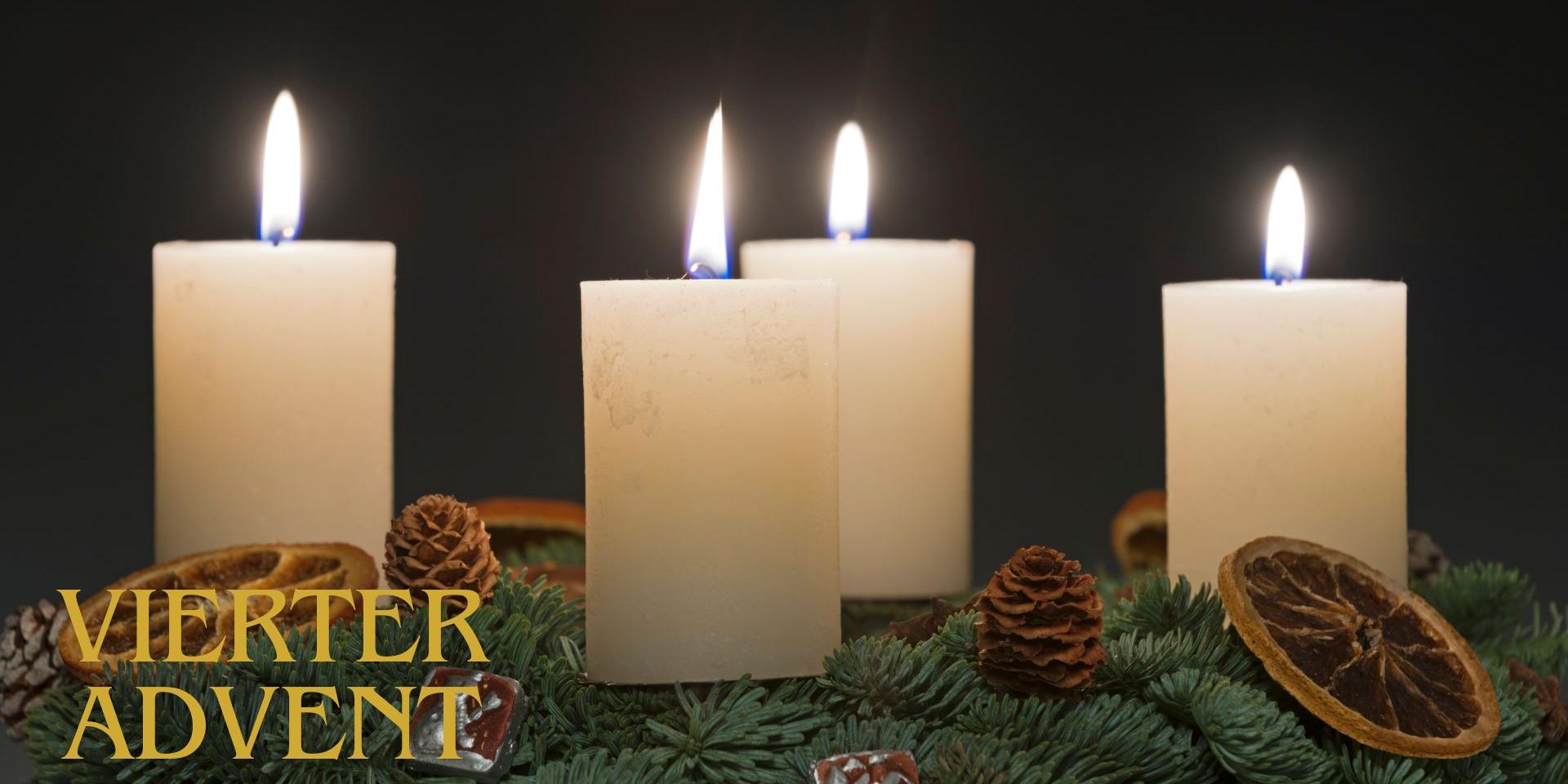 Auf einem Adventskranz brennen vier Kerzen