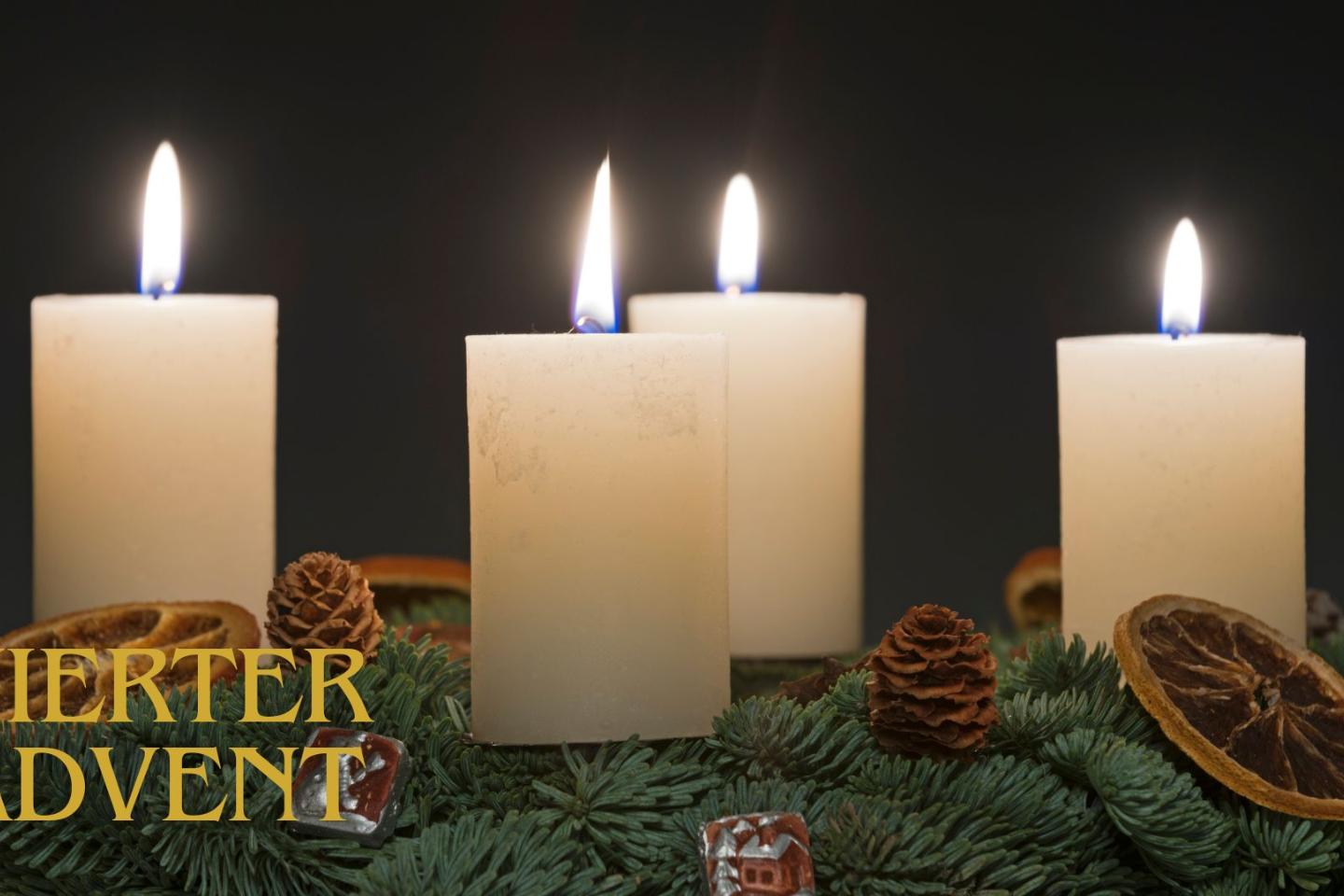 Auf einem Adventskranz brennen vier Kerzen