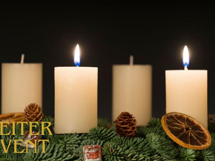 Auf einem Adventskranz brennen zwei Kerzen