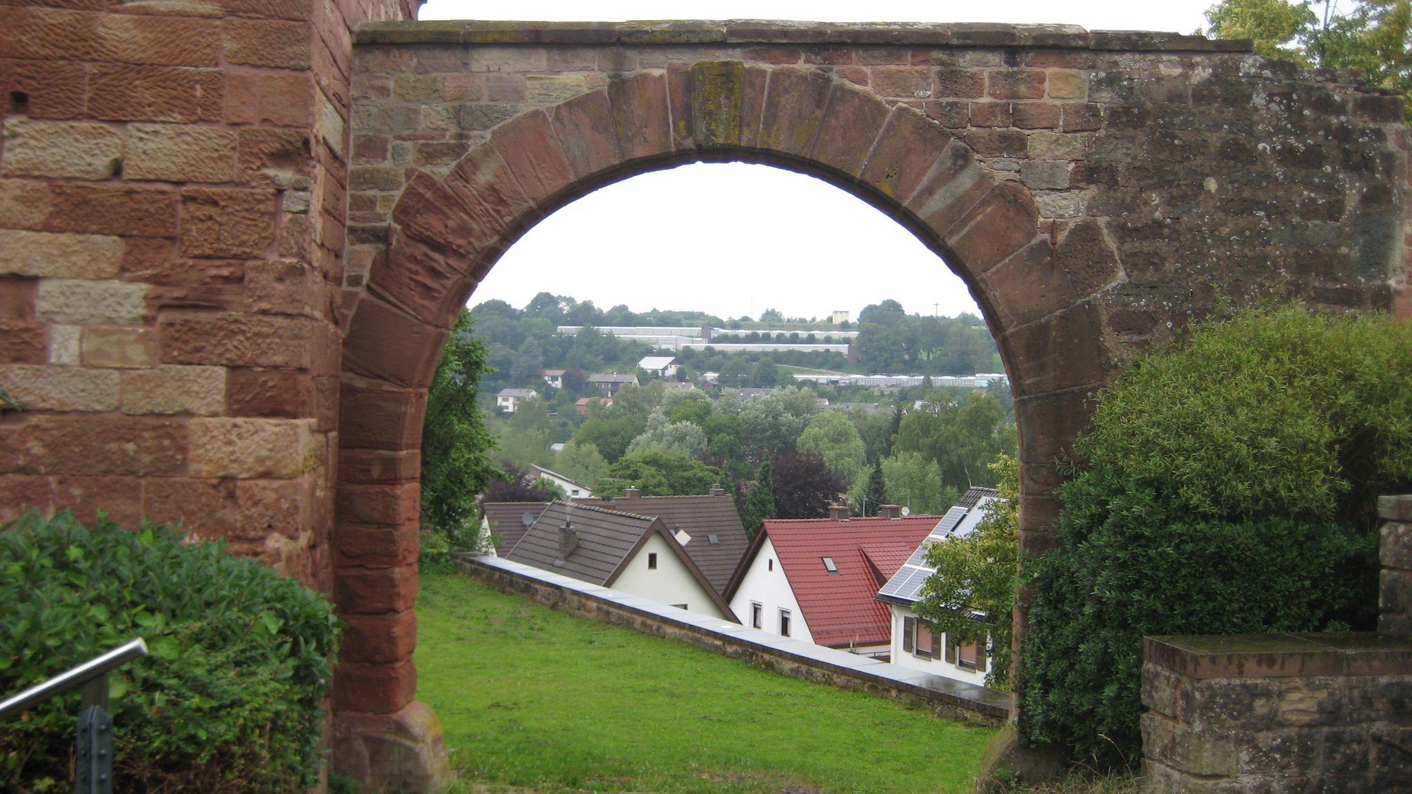Blick durch Steinbogen im Kloster Hornbach.