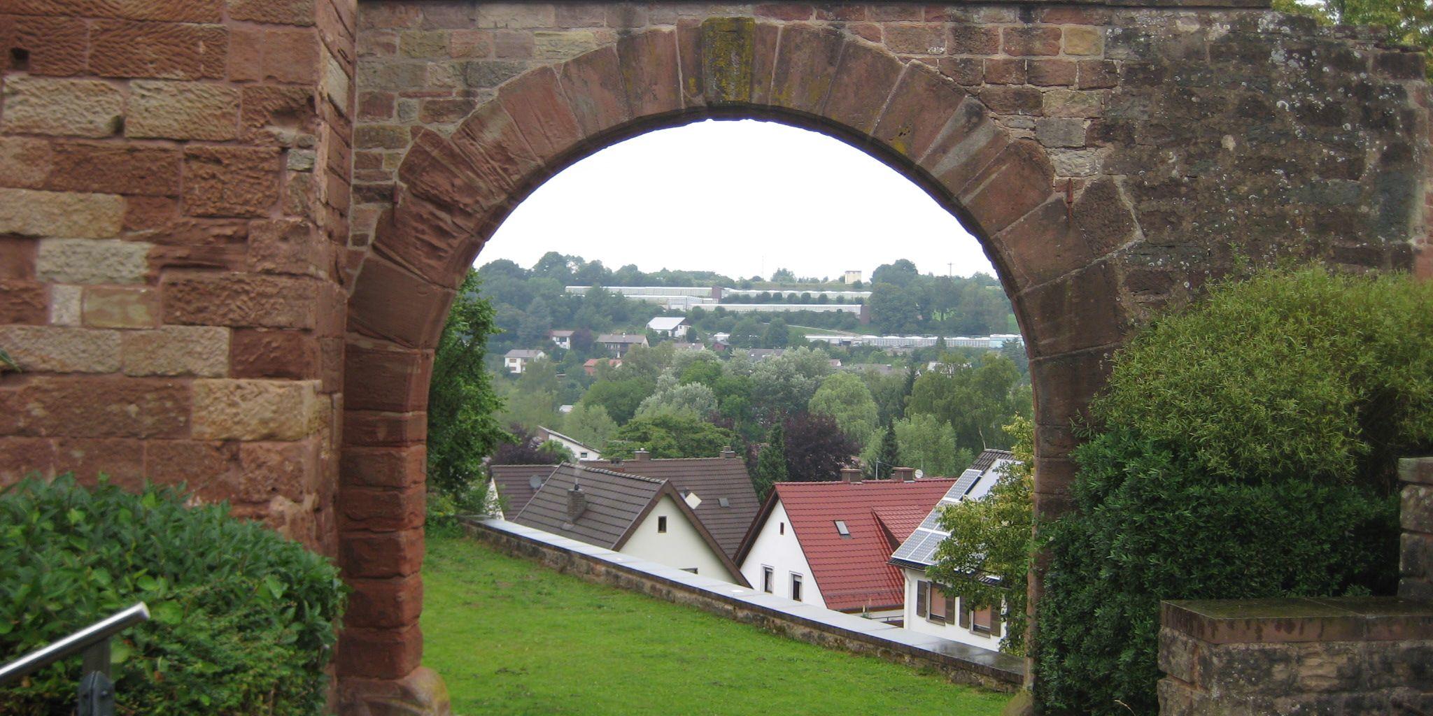 Blick durch Steinbogen im Kloster Hornbach.
