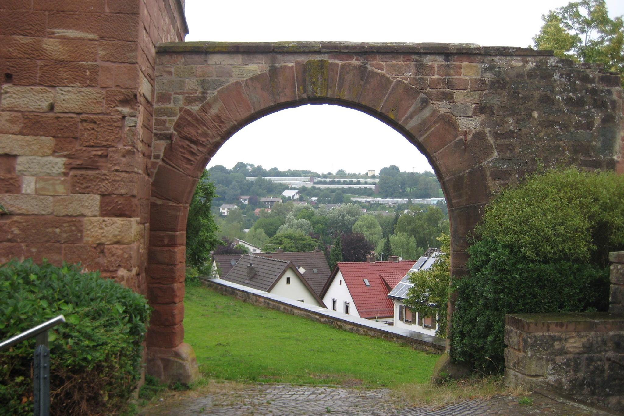 Blick durch Steinbogen im Kloster Hornbach.