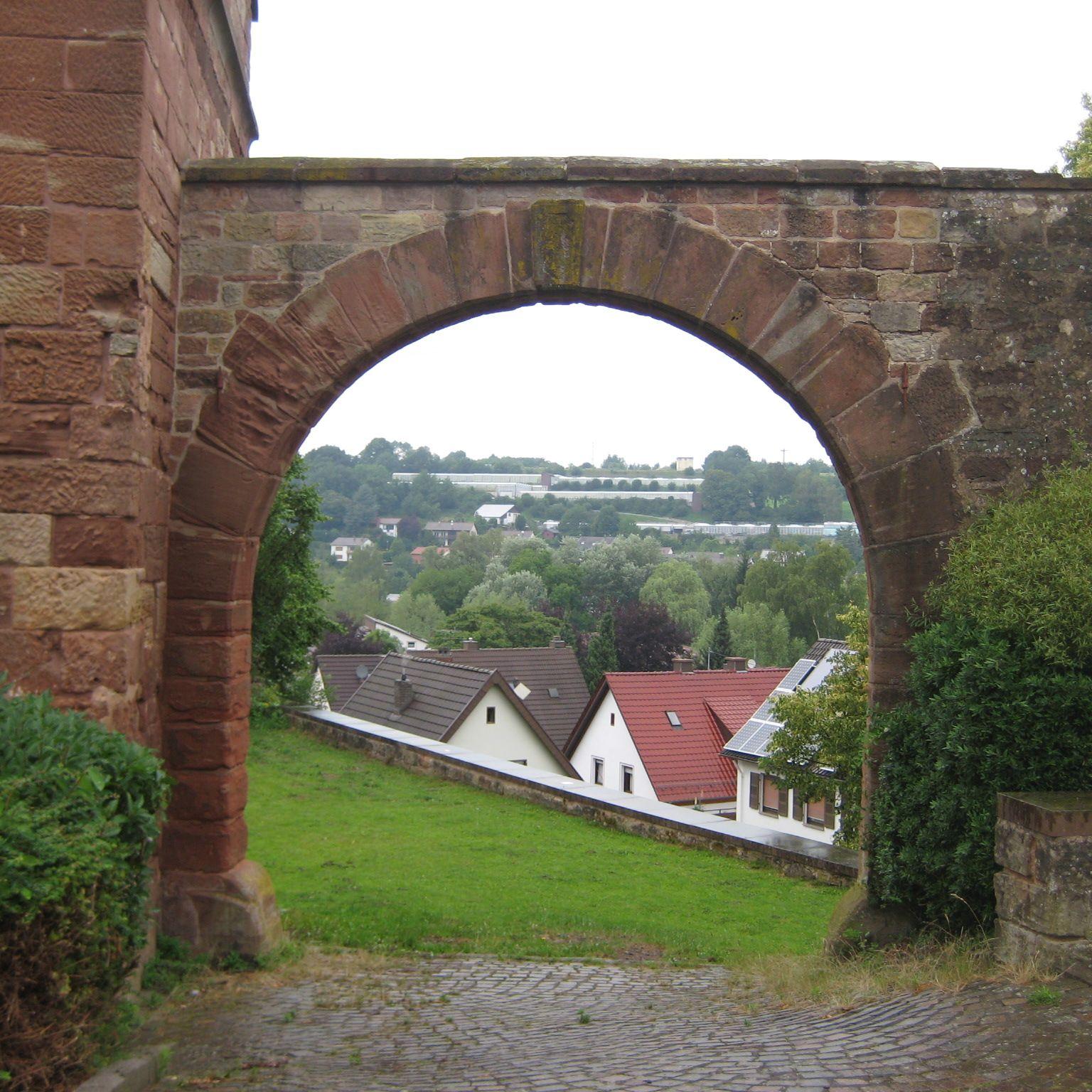 Blick durch Steinbogen im Kloster Hornbach.