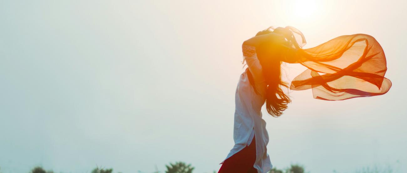 aditya-saxena-_mIXHvl_wzA-unsplash (c) Aditya Saxena / unsplash.com Eine Frau hält während dem Laufen ein Seidentuch hinter sich. Im Hintergrund scheint die Sonne