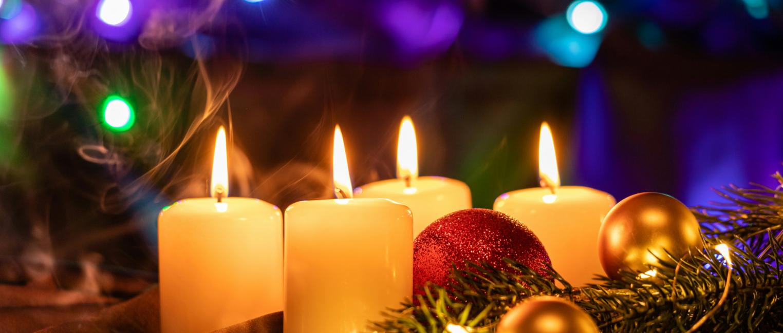 Adventskranz mit vier brennenden Kerzen; gemütliche Stimmung