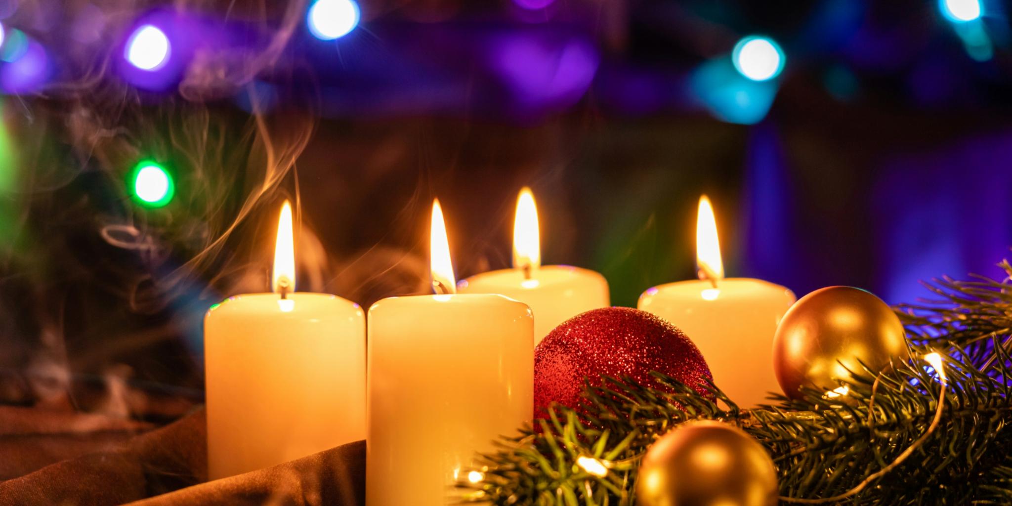 Adventskranz mit vier brennenden Kerzen; gemütliche Stimmung