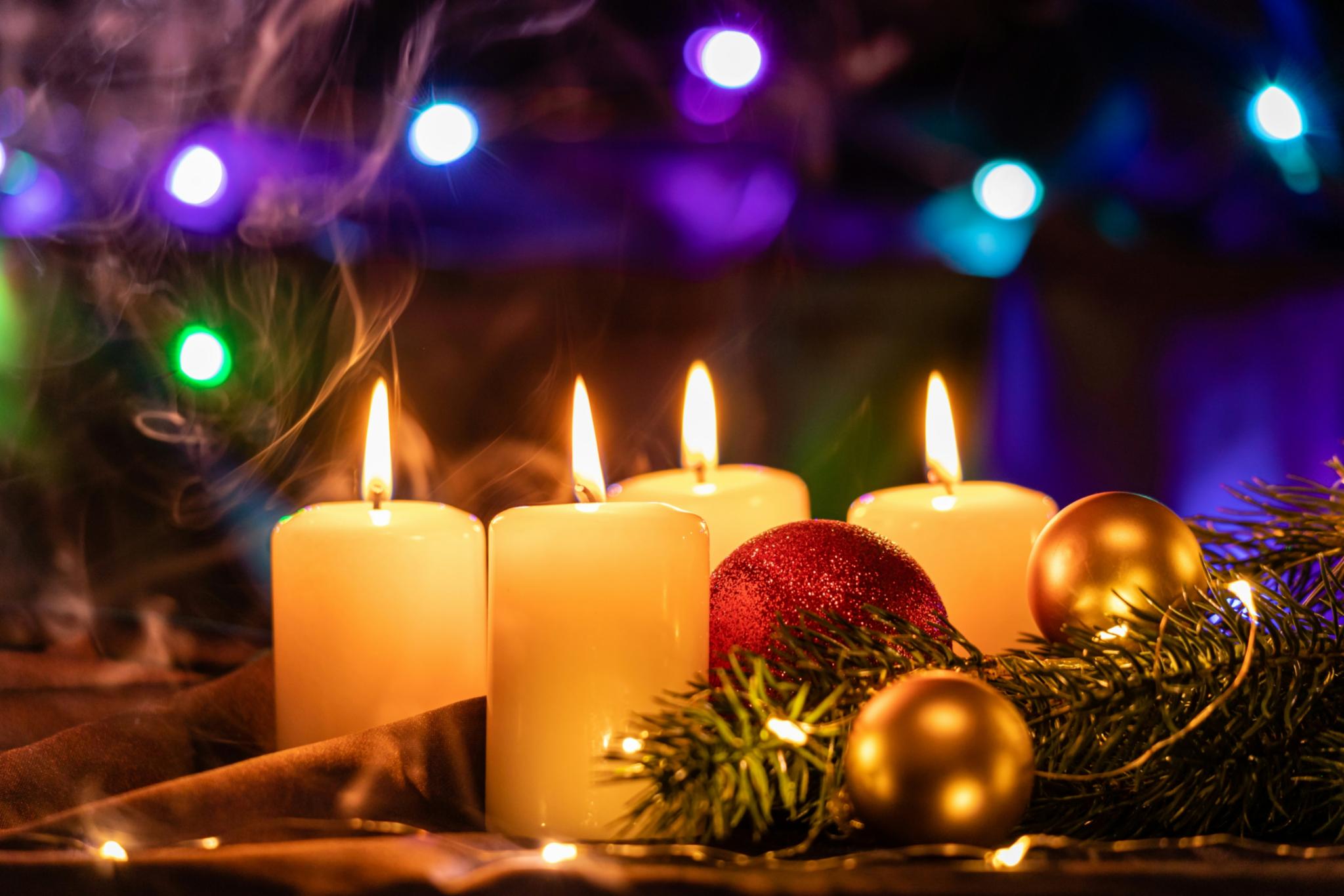 Adventskranz mit vier brennenden Kerzen; gemütliche Stimmung