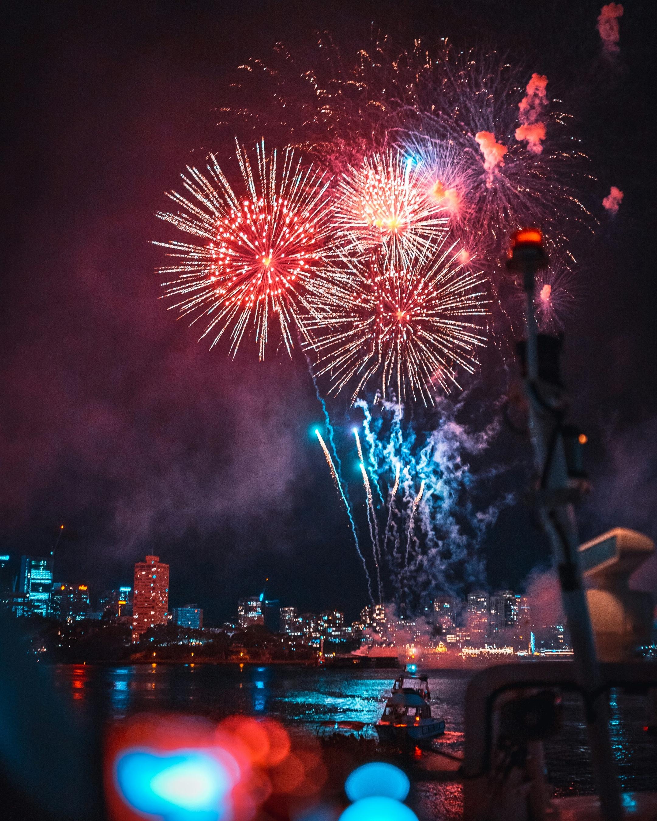 farbiges, leuchtendes Feuerwerk am dunklen Nachthimnmel