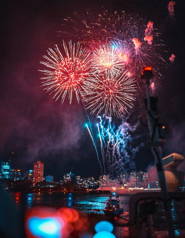 farbiges, leuchtendes Feuerwerk am dunklen Nachthimnmel