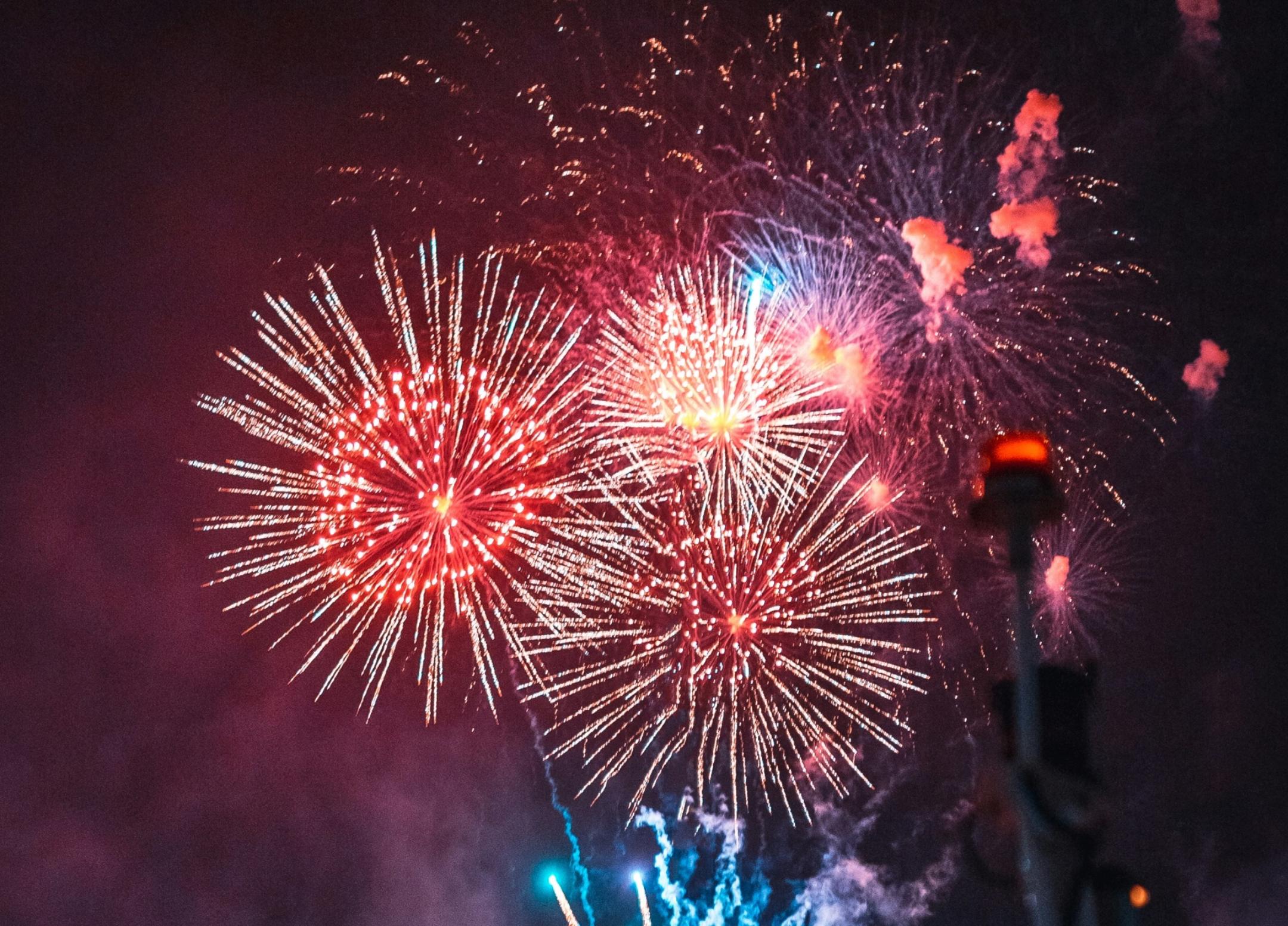 farbiges, leuchtendes Feuerwerk am dunklen Nachthimnmel