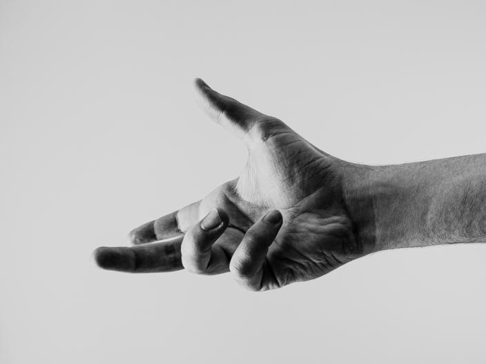 Man sieht eine ausgestreckte Hand