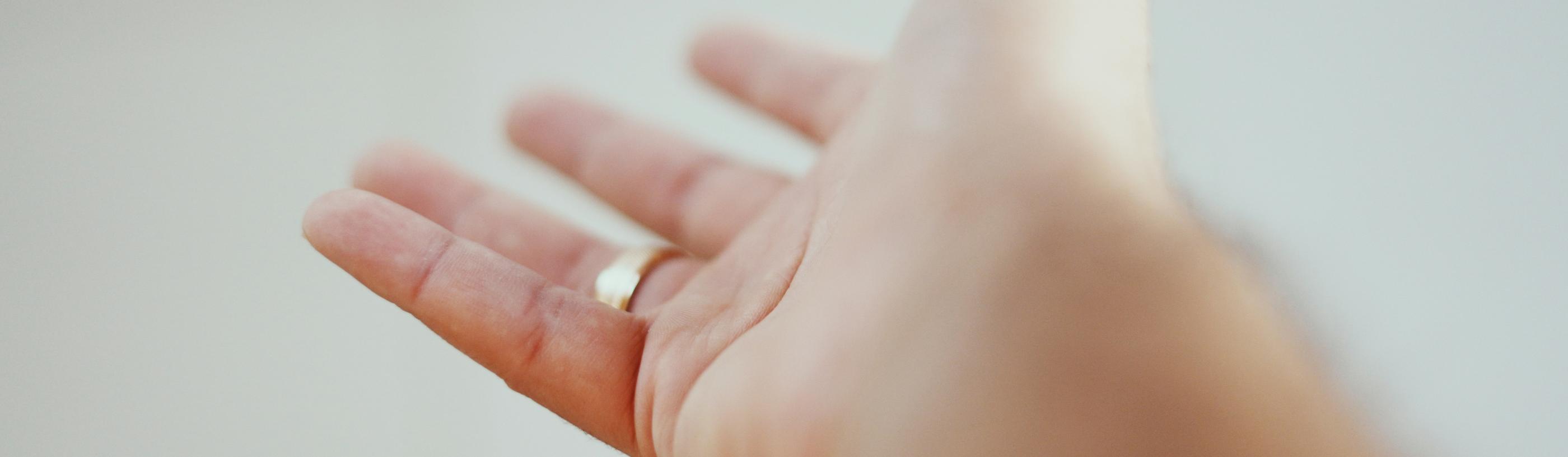 Man sieht eine ausgestreckte Hand