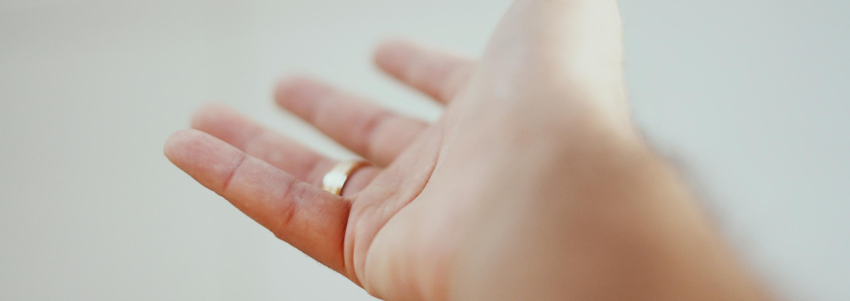 Man sieht eine ausgestreckte Hand