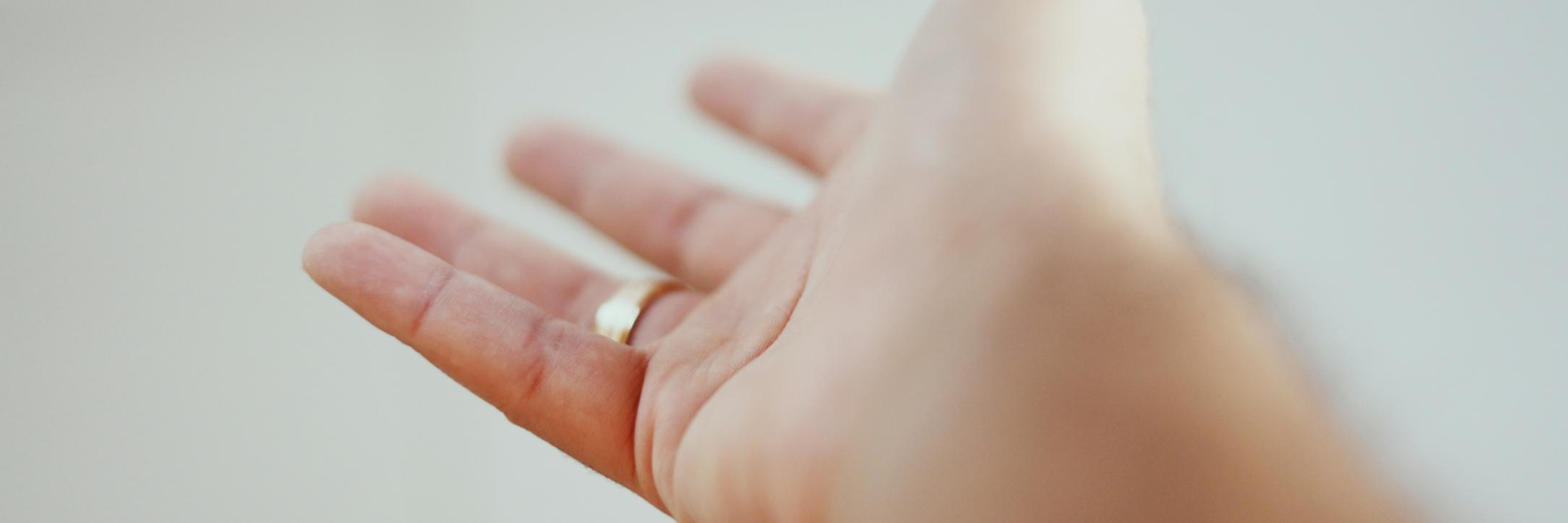Man sieht eine ausgestreckte Hand