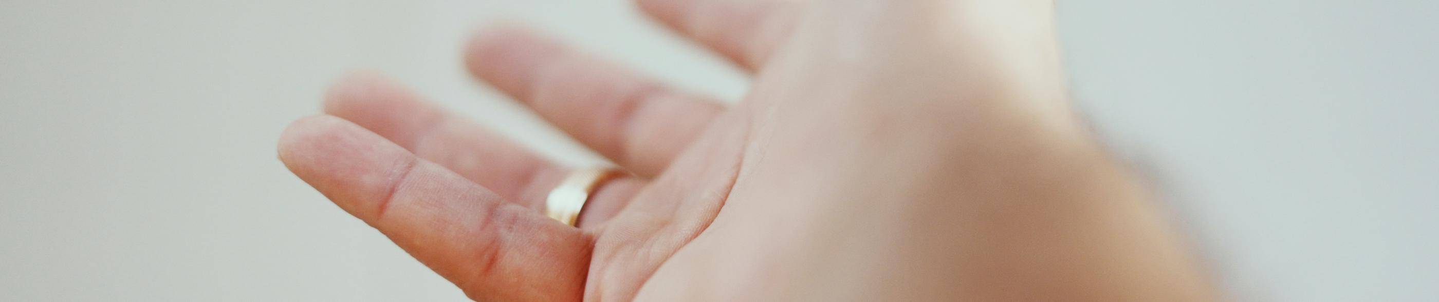 Man sieht eine ausgestreckte Hand