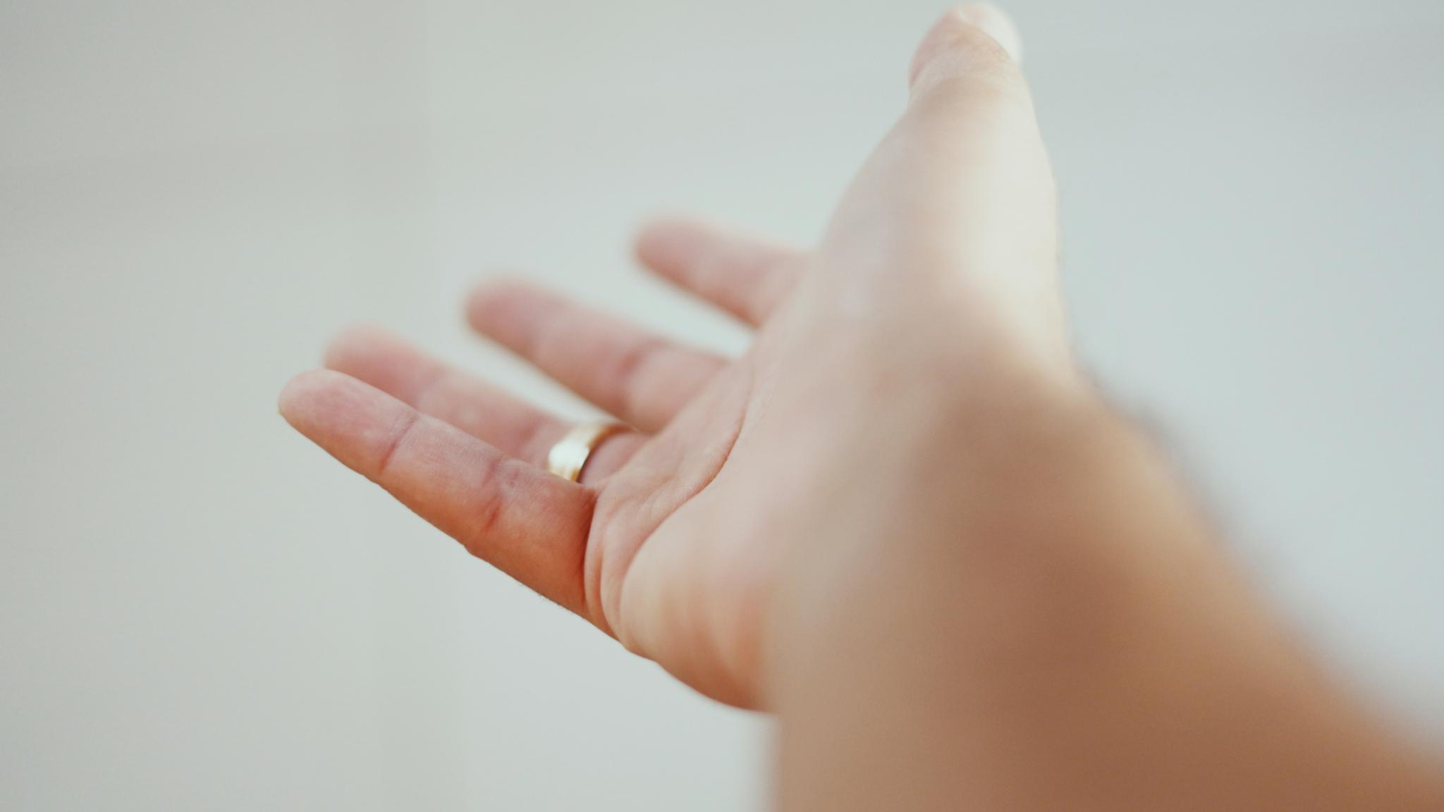Man sieht eine ausgestreckte Hand