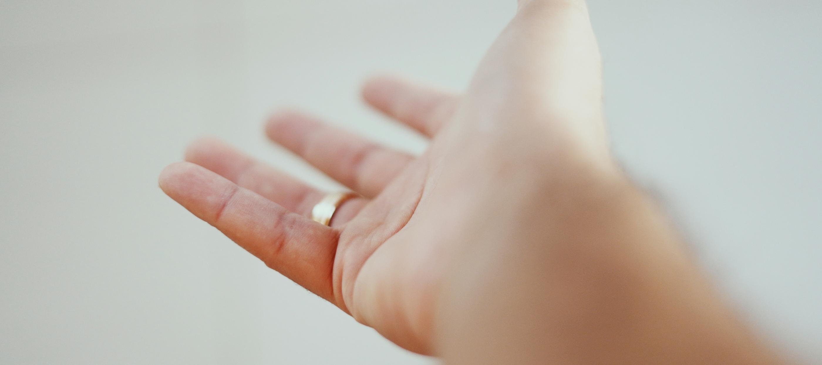 Man sieht eine ausgestreckte Hand