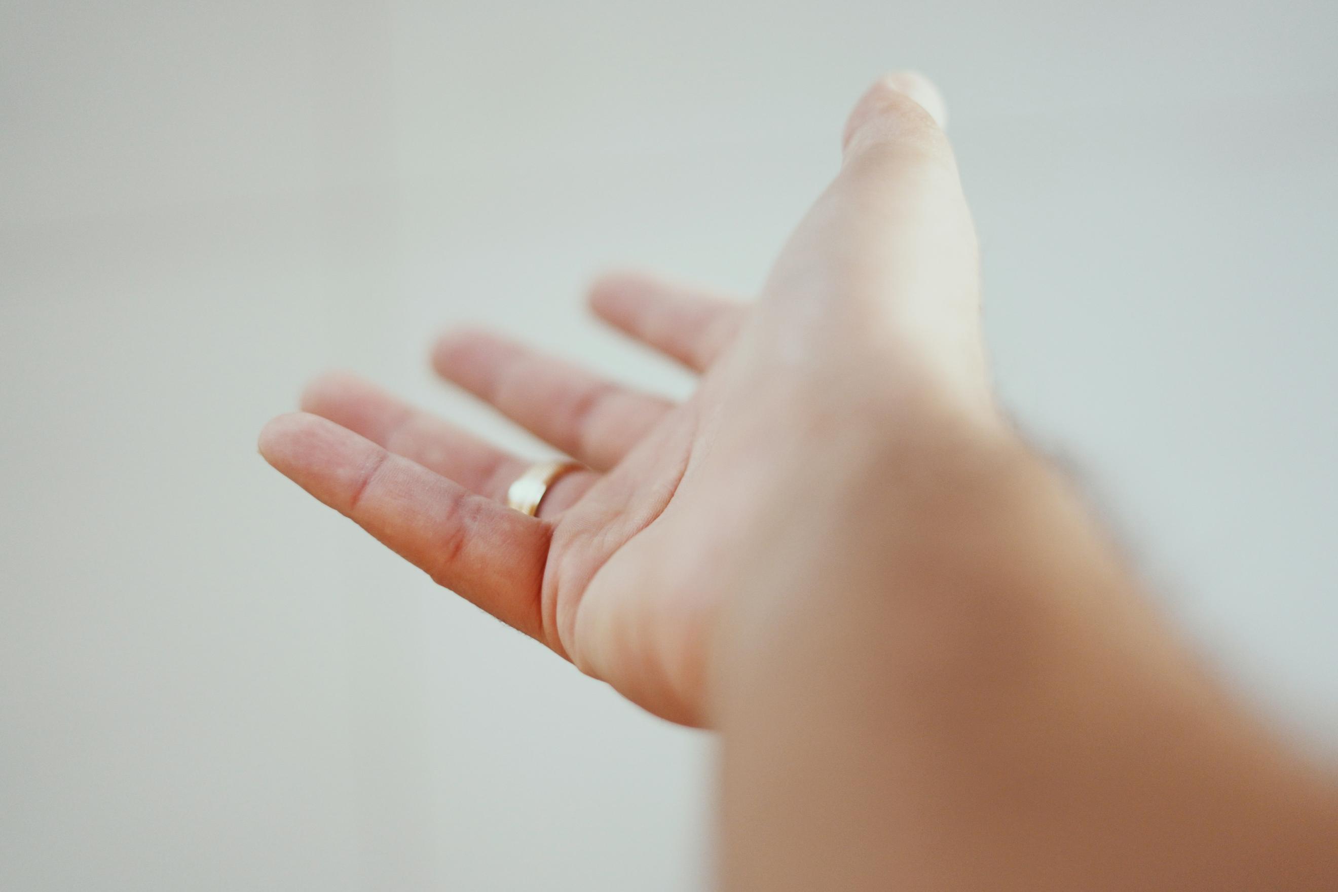 Man sieht eine ausgestreckte Hand (c) Breno Jesus/unsplash.com Man sieht eine ausgestreckte Hand