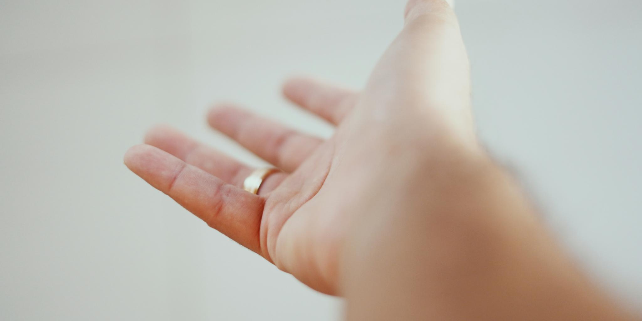Man sieht eine ausgestreckte Hand