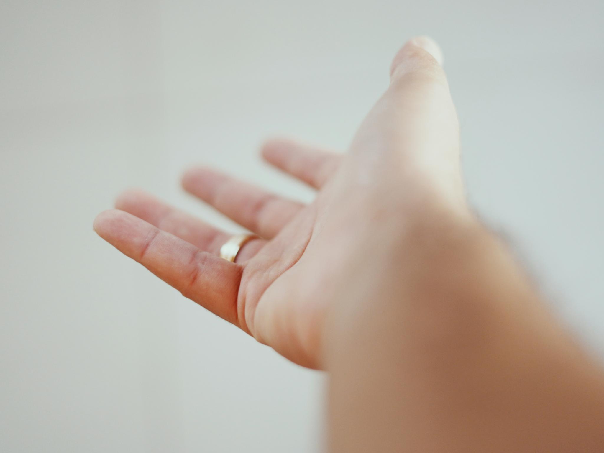 Man sieht eine ausgestreckte Hand