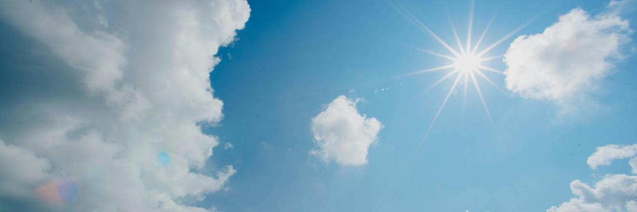 Licht und Hoffnung (c) Chuttersnap / unsplash.com Die Sonne scheint am blauen Himmel. Rundherum sind weiße Wolken