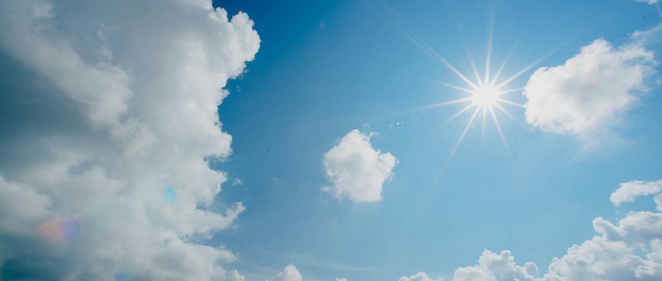 Licht und Hoffnung (c) Chuttersnap / unsplash.com Die Sonne scheint am blauen Himmel. Rundherum sind weiße Wolken
