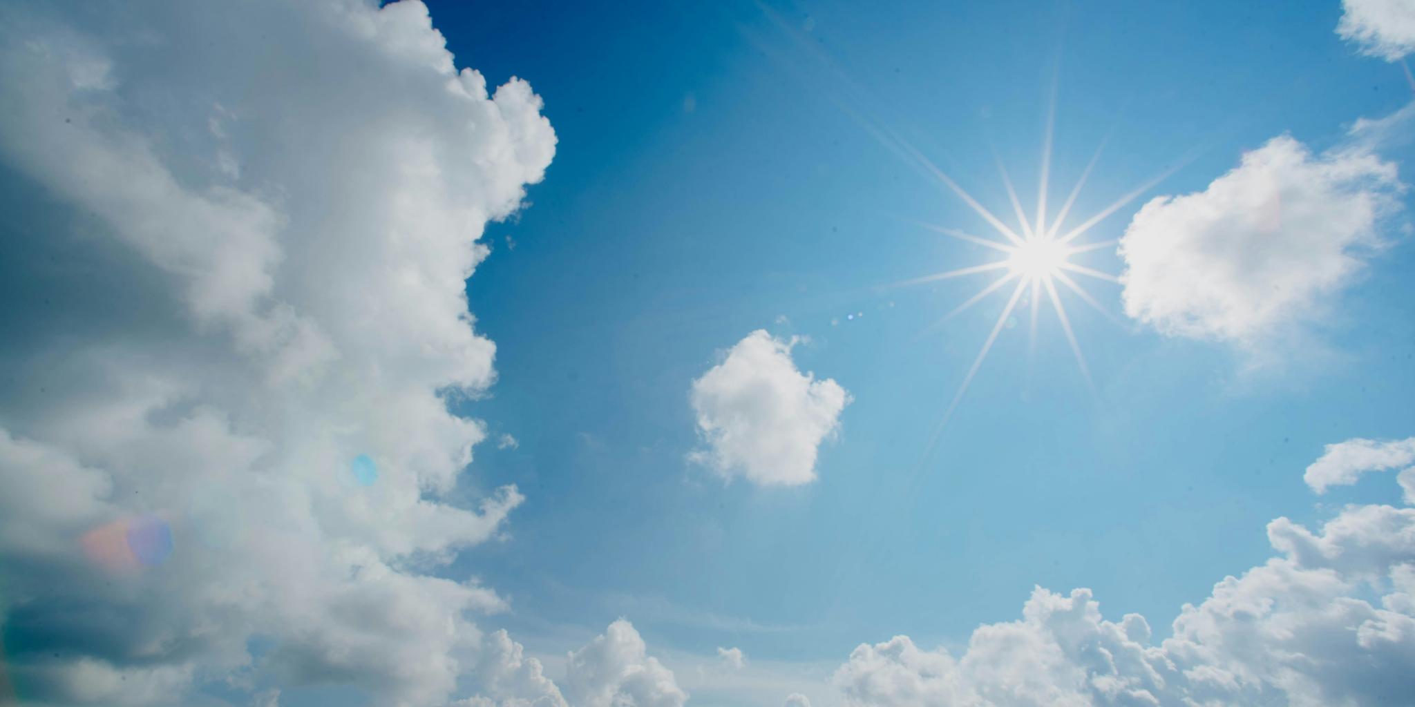 Die Sonne scheint am blauen Himmel. Rundherum sind weiße Wolken (c) Chuttersnap / unsplash.com Die Sonne scheint am blauen Himmel. Rundherum sind weiße Wolken