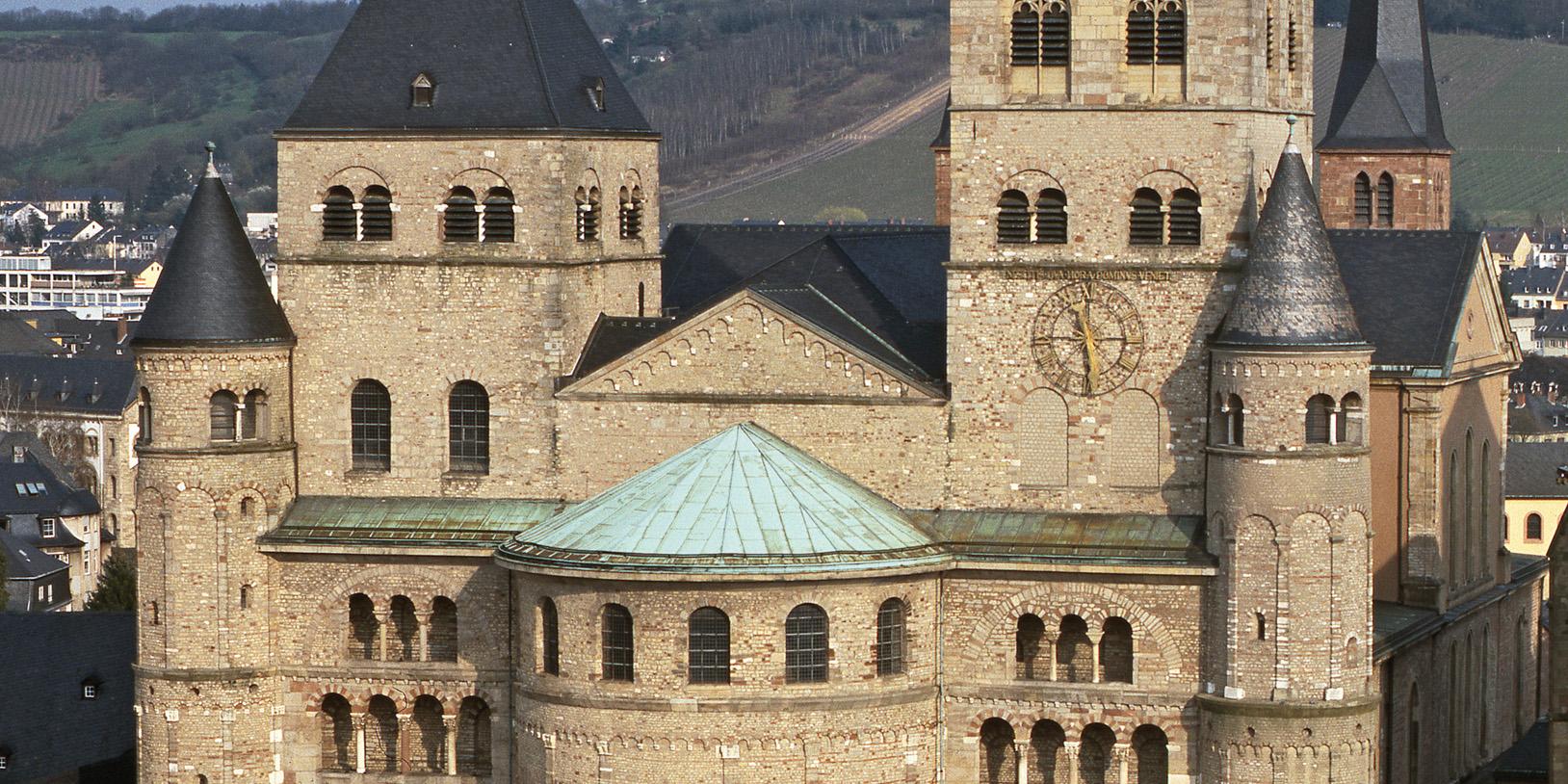 Vorderseite des Trierer Doms, aus der Höhe aufgenommen (c) Rita Heyen Vorderseite des Trierer Doms, aus der Höhe aufgenommen
