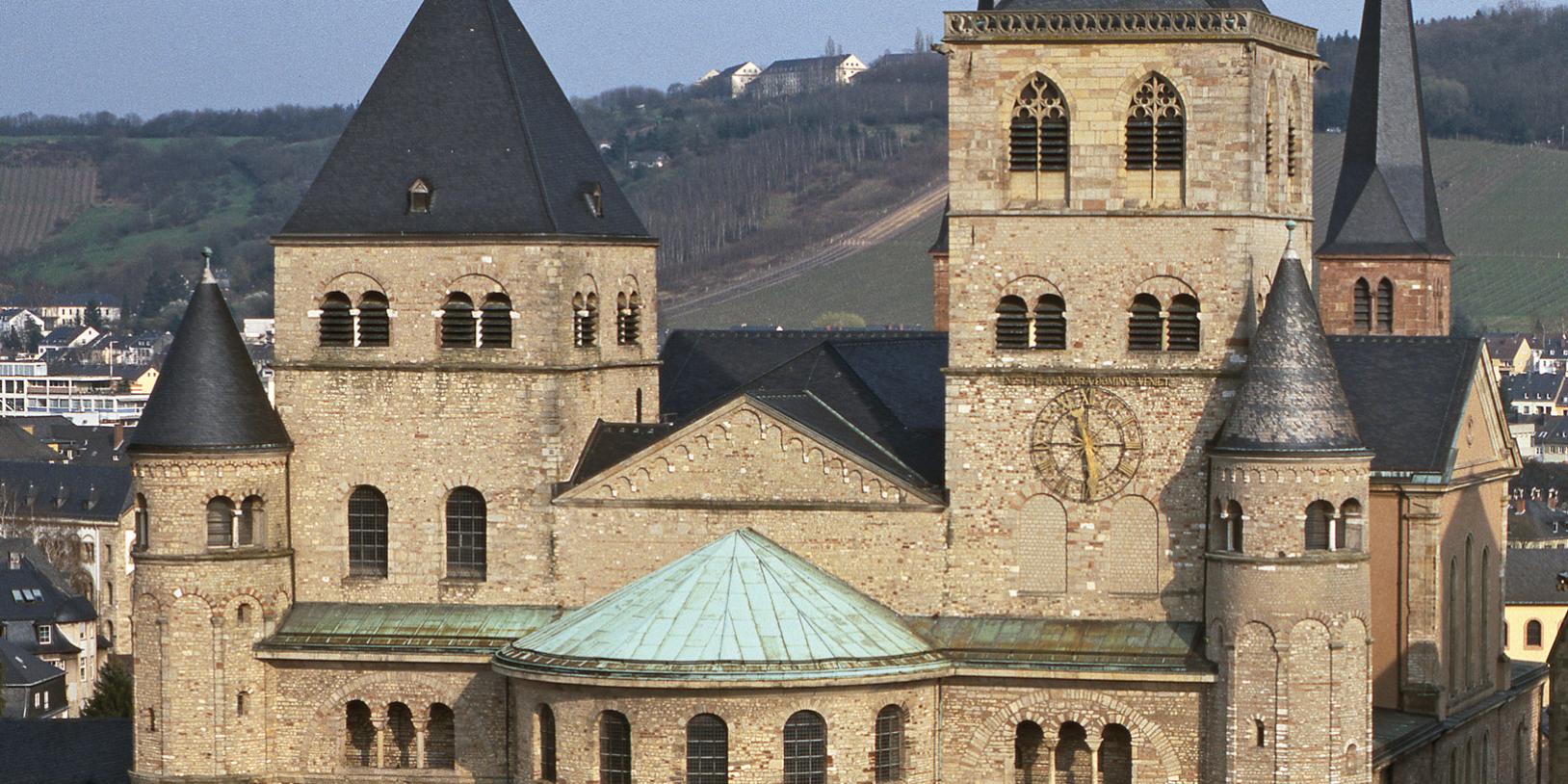 Vorderseite des Trierer Doms, aus der Höhe aufgenommen