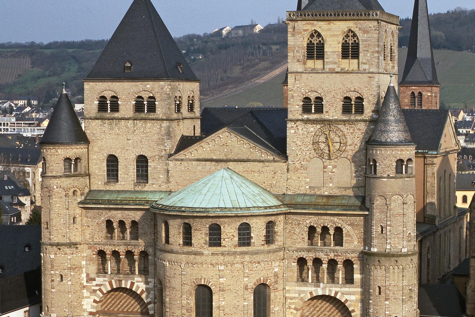 Vorderseite des Trierer Doms, aus der Höhe aufgenommen