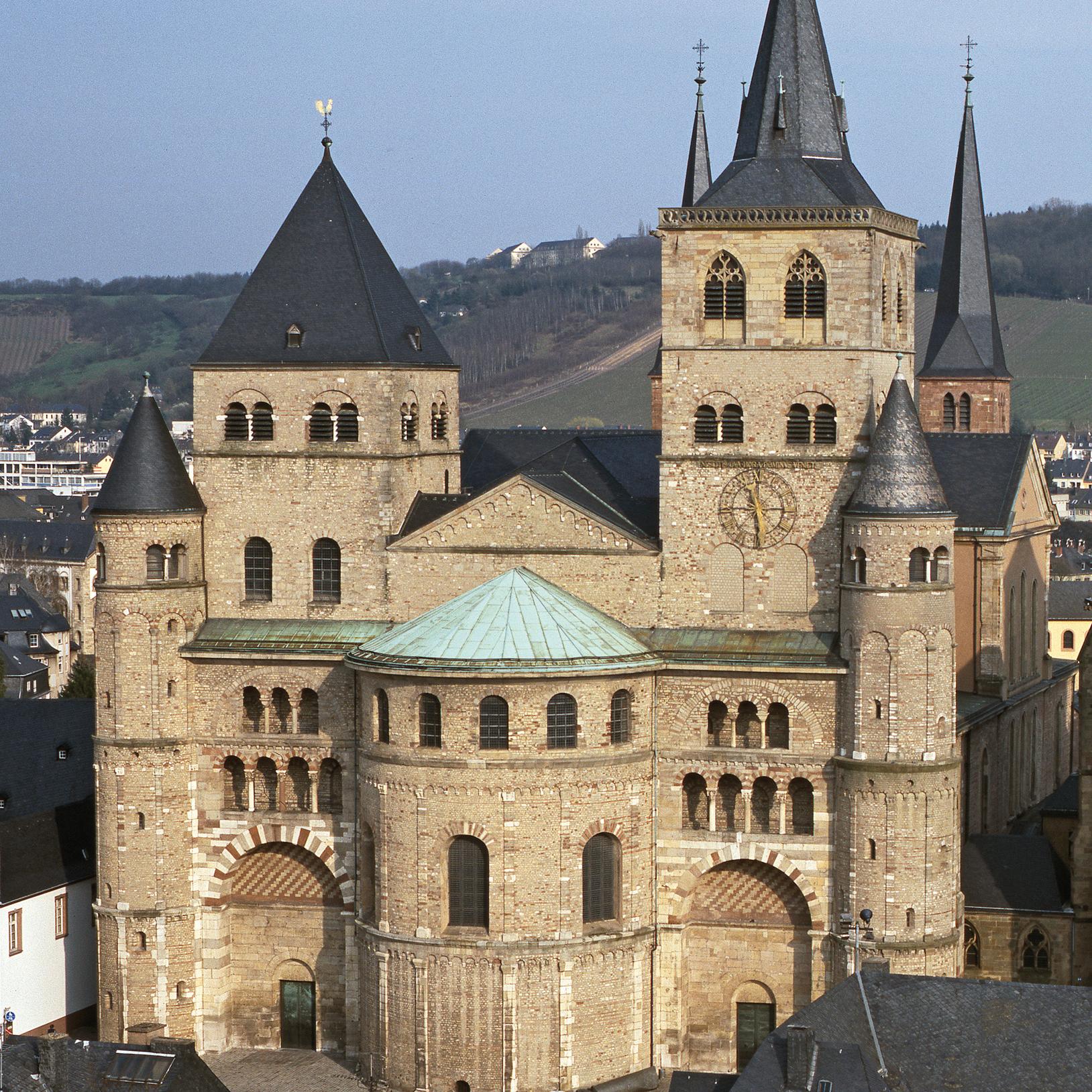 Vorderseite des Trierer Doms, aus der Höhe aufgenommen