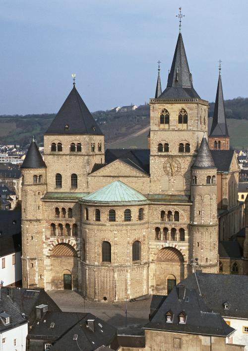 Vorderseite des Trierer Doms, aus der Höhe aufgenommen