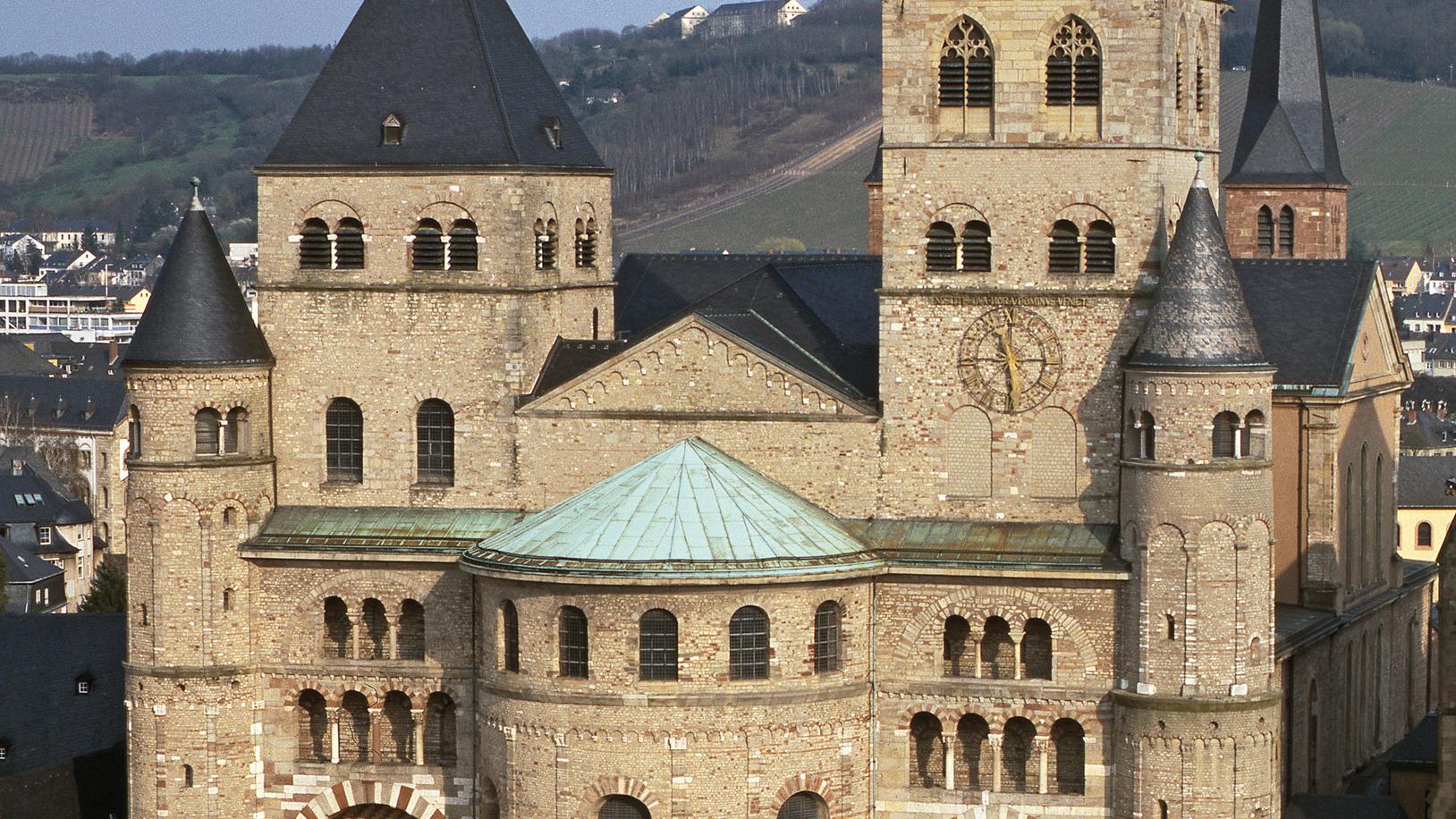 Vorderseite des Trierer Doms, aus der Höhe aufgenommen