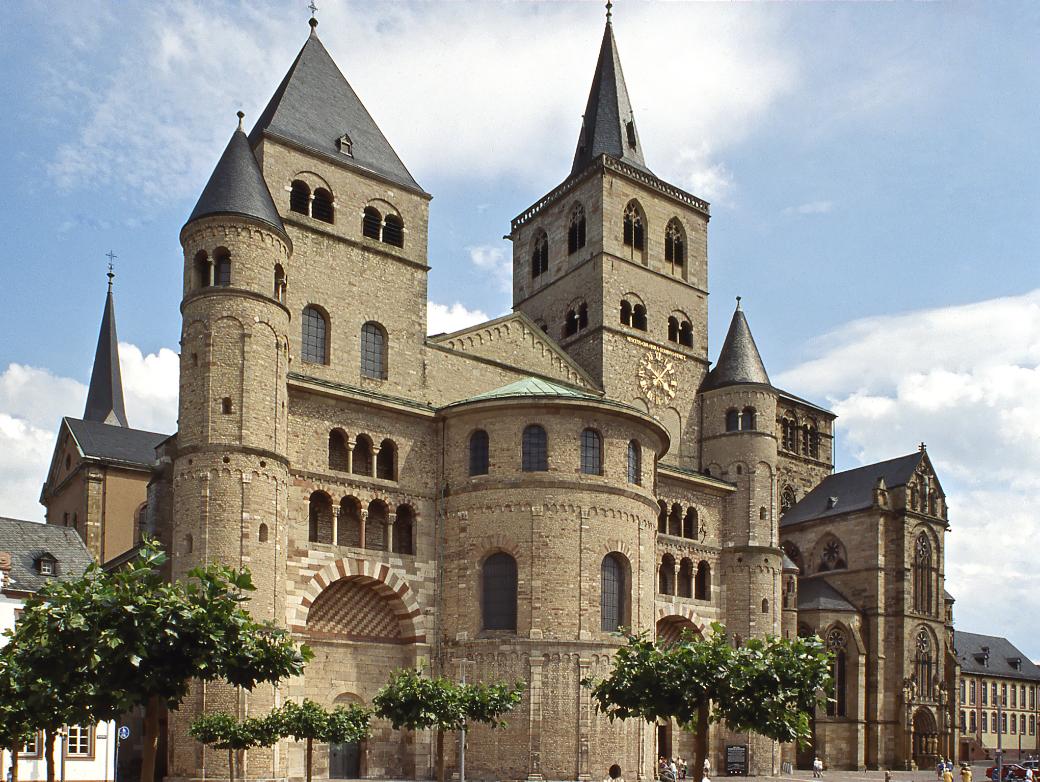 Blick auf die Vorderseite des Trierer Doms. Rechts daneben ist Liebfrauen zu sehen