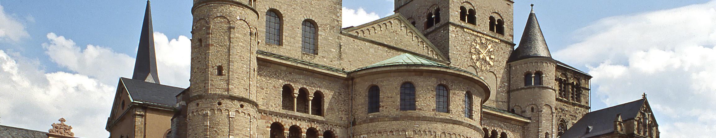 Blick auf die Vorderseite des Trierer Doms. Rechts daneben ist Liebfrauen zu sehen