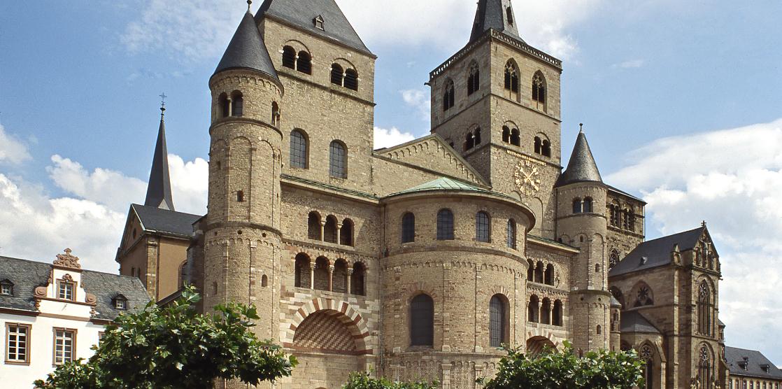 Blick auf die Vorderseite des Trierer Doms. Rechts daneben ist Liebfrauen zu sehen