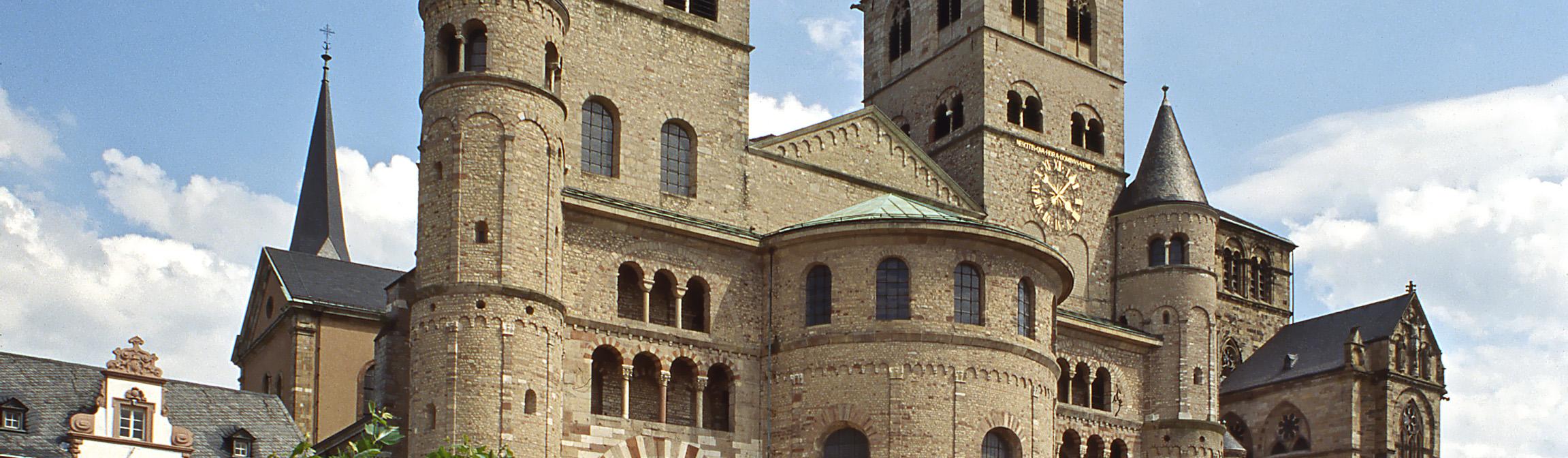 Blick auf die Vorderseite des Trierer Doms. Rechts daneben ist Liebfrauen zu sehen