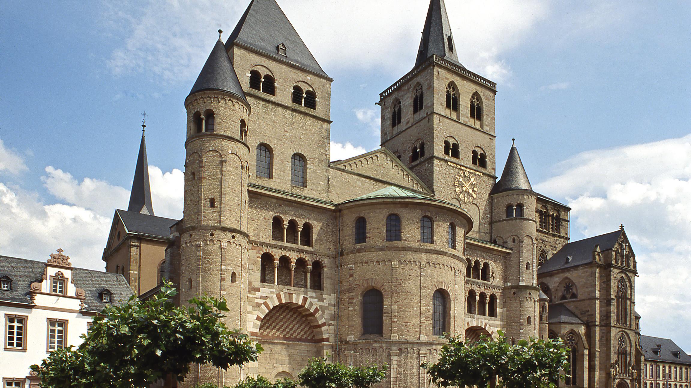 Blick auf die Vorderseite des Trierer Doms. Rechts daneben ist Liebfrauen zu sehen