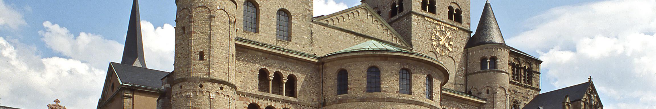 Blick auf die Vorderseite des Trierer Doms. Rechts daneben ist Liebfrauen zu sehen