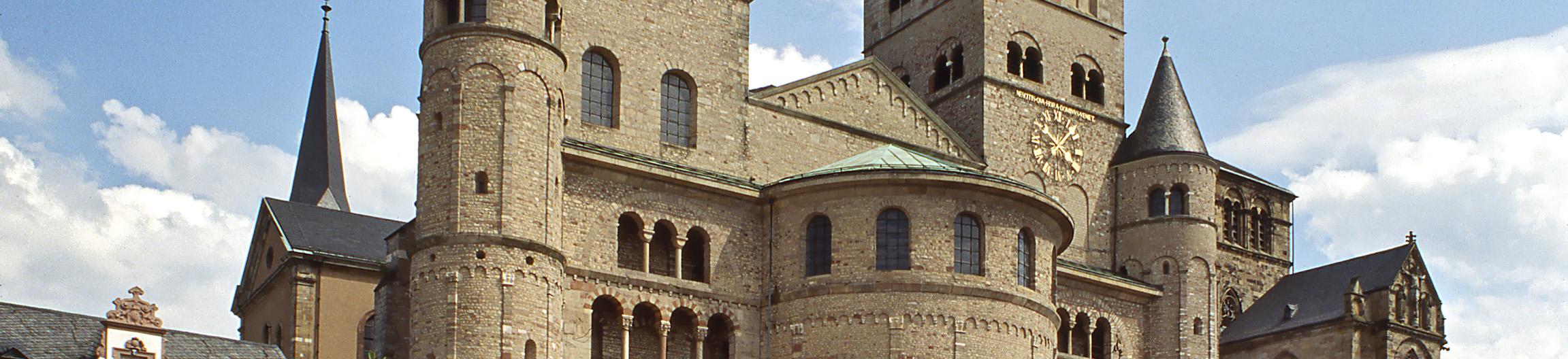 Blick auf die Vorderseite des Trierer Doms. Rechts daneben ist Liebfrauen zu sehen