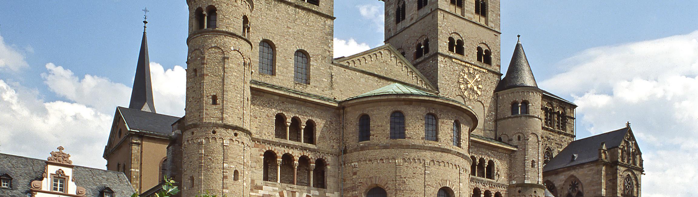 Blick auf die Vorderseite des Trierer Doms. Rechts daneben ist Liebfrauen zu sehen