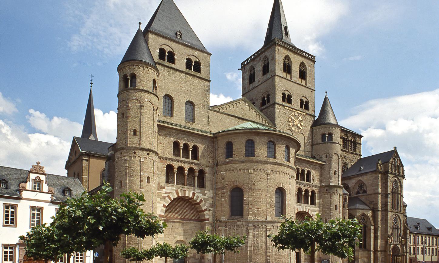 Blick auf die Vorderseite des Trierer Doms. Rechts daneben ist Liebfrauen zu sehen