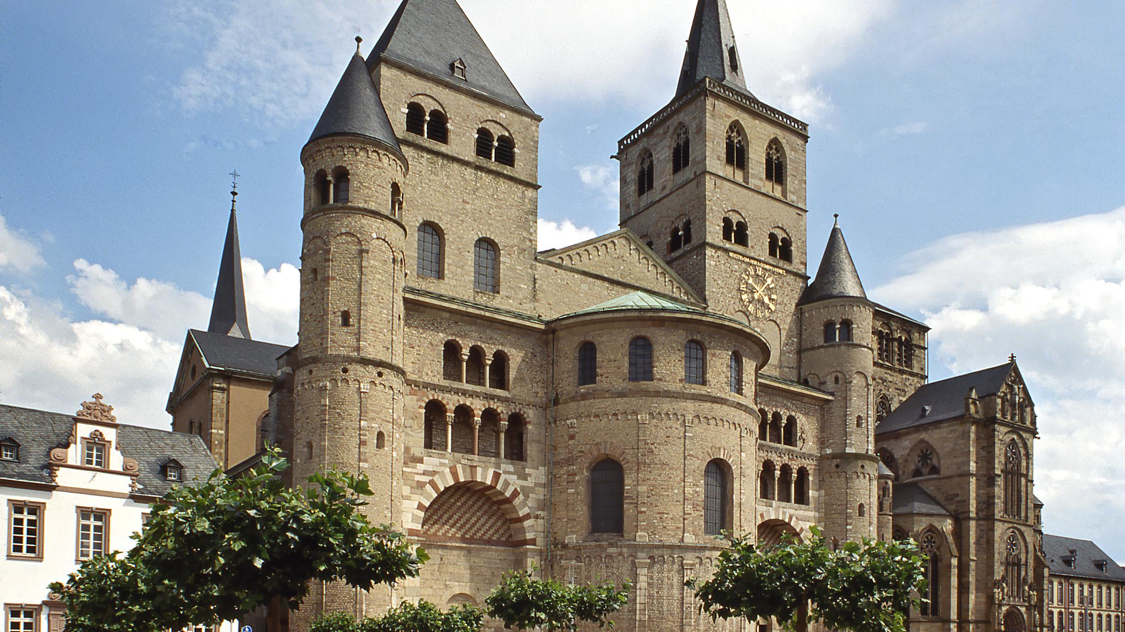 Blick auf die Vorderseite des Trierer Doms. Rechts daneben ist Liebfrauen zu sehen