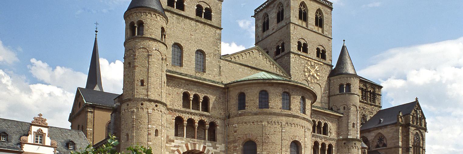 Blick auf die Vorderseite des Trierer Doms. Rechts daneben ist Liebfrauen zu sehen