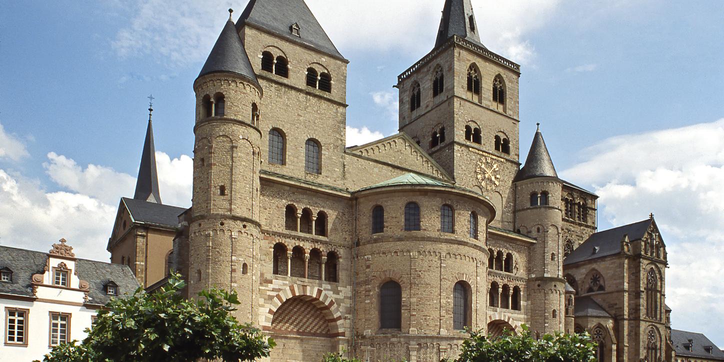 Blick auf die Vorderseite des Trierer Doms. Rechts daneben ist Liebfrauen zu sehen