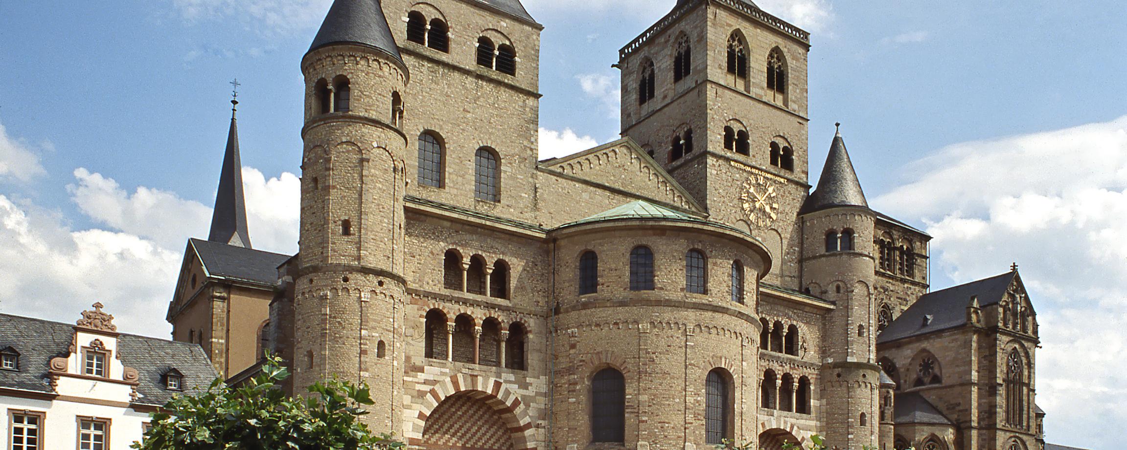 Blick auf die Vorderseite des Trierer Doms. Rechts daneben ist Liebfrauen zu sehen
