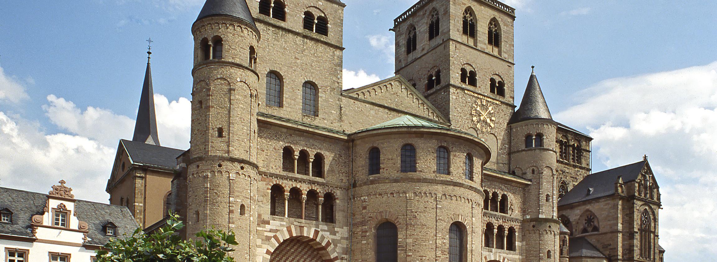 Blick auf die Vorderseite des Trierer Doms. Rechts daneben ist Liebfrauen zu sehen