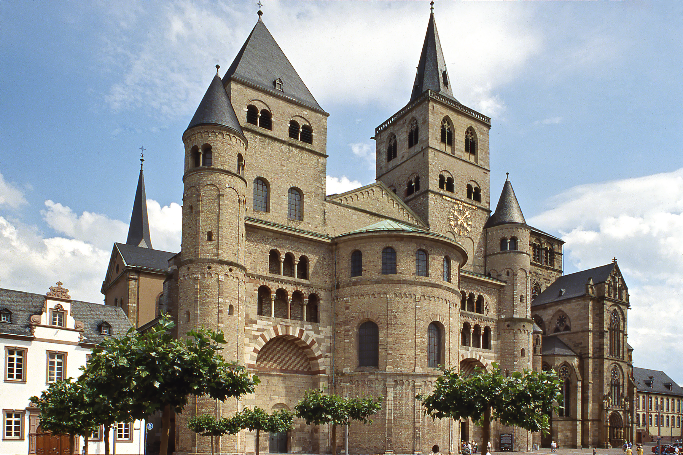 Blick auf die Vorderseite des Trierer Doms. Rechts daneben ist Liebfrauen zu sehen