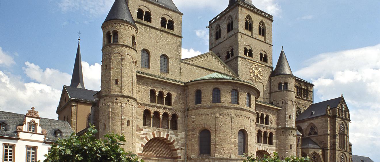 Blick auf die Vorderseite des Trierer Doms. Rechts daneben ist Liebfrauen zu sehen